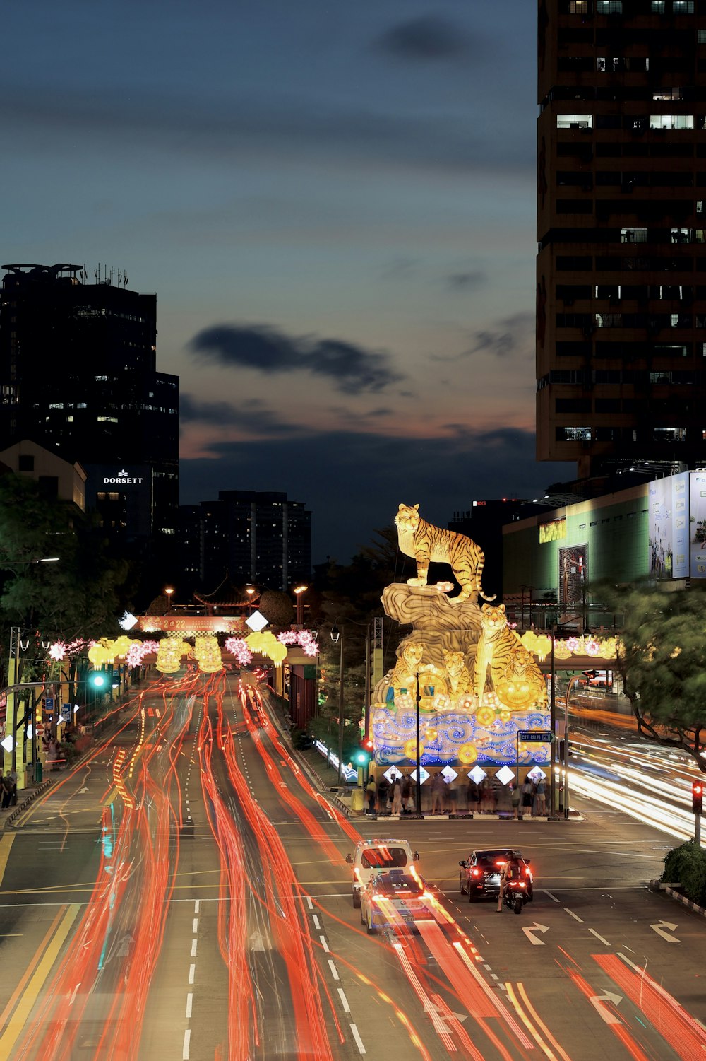 a city street filled with lots of traffic at night