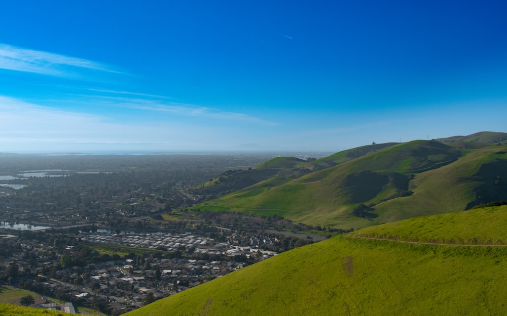 Une vue d’une ville depuis une colline