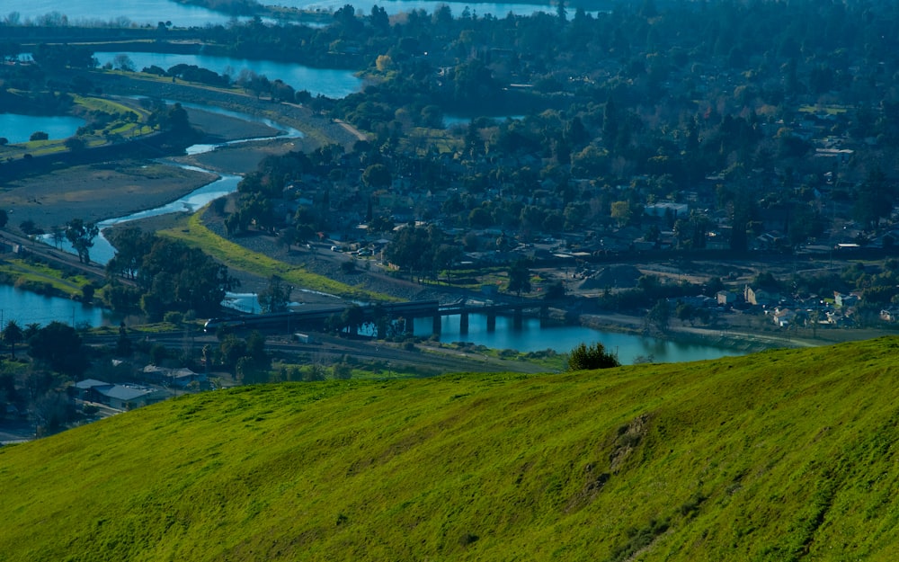 una vista di una città e di un fiume da una collina
