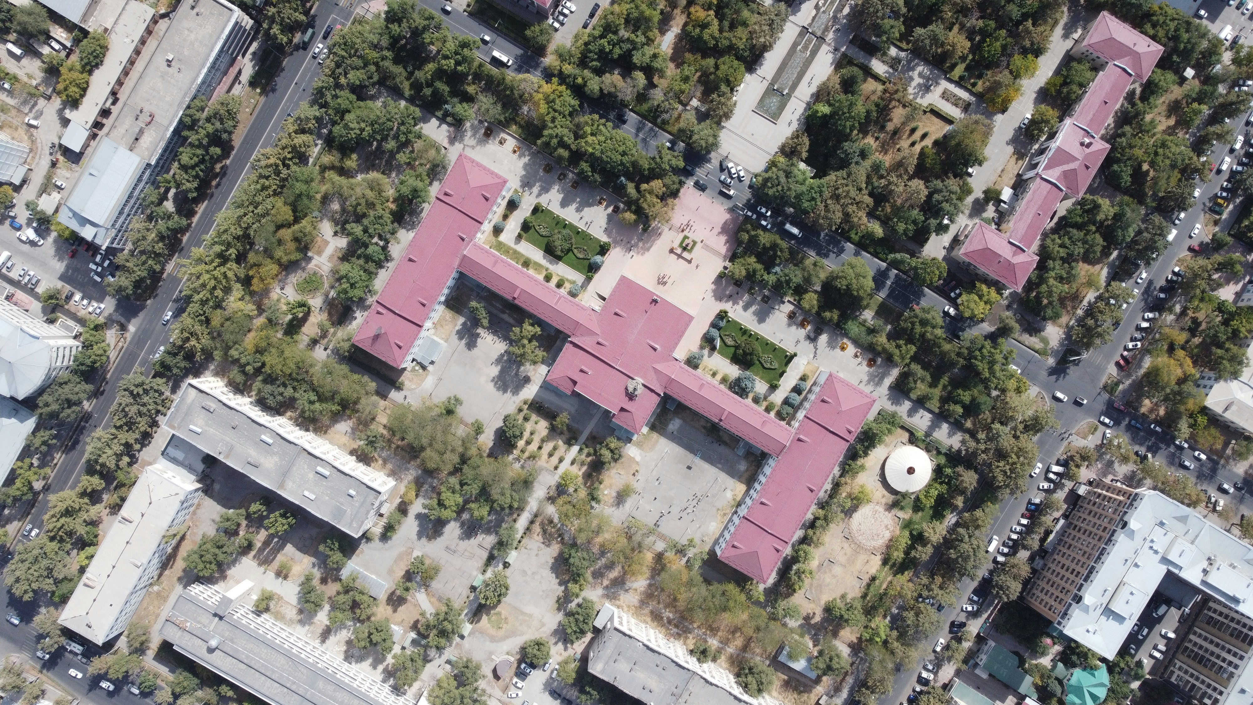 Une vue plongeante d’une ville avec beaucoup de bâtiments