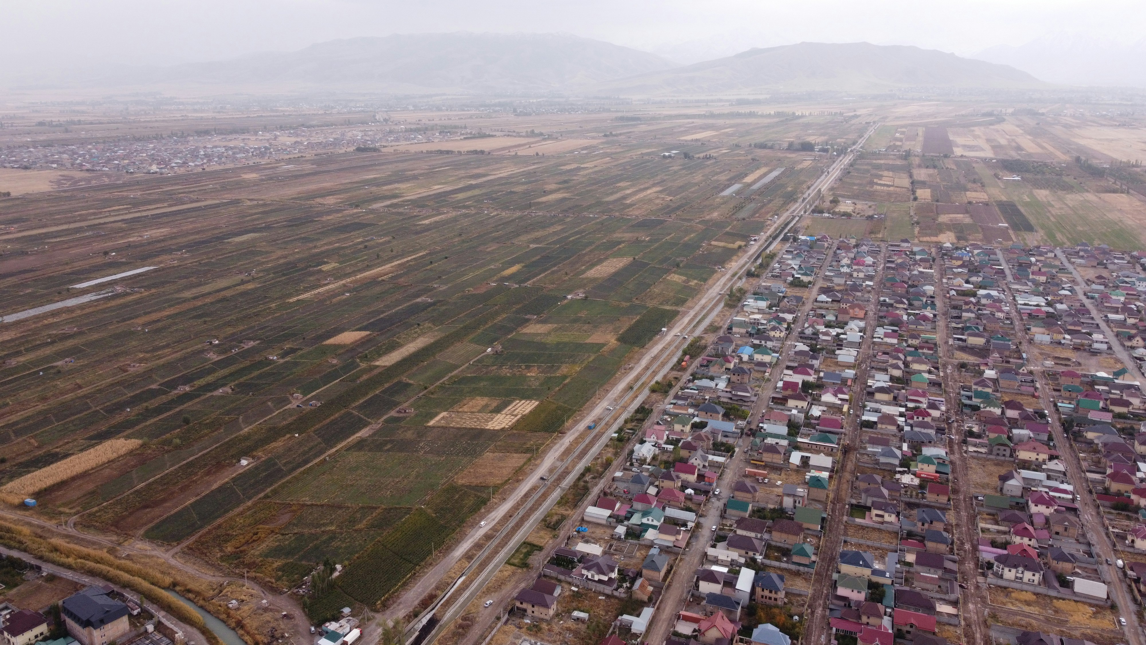 Une vue aérienne d’une ville avec beaucoup de maisons
