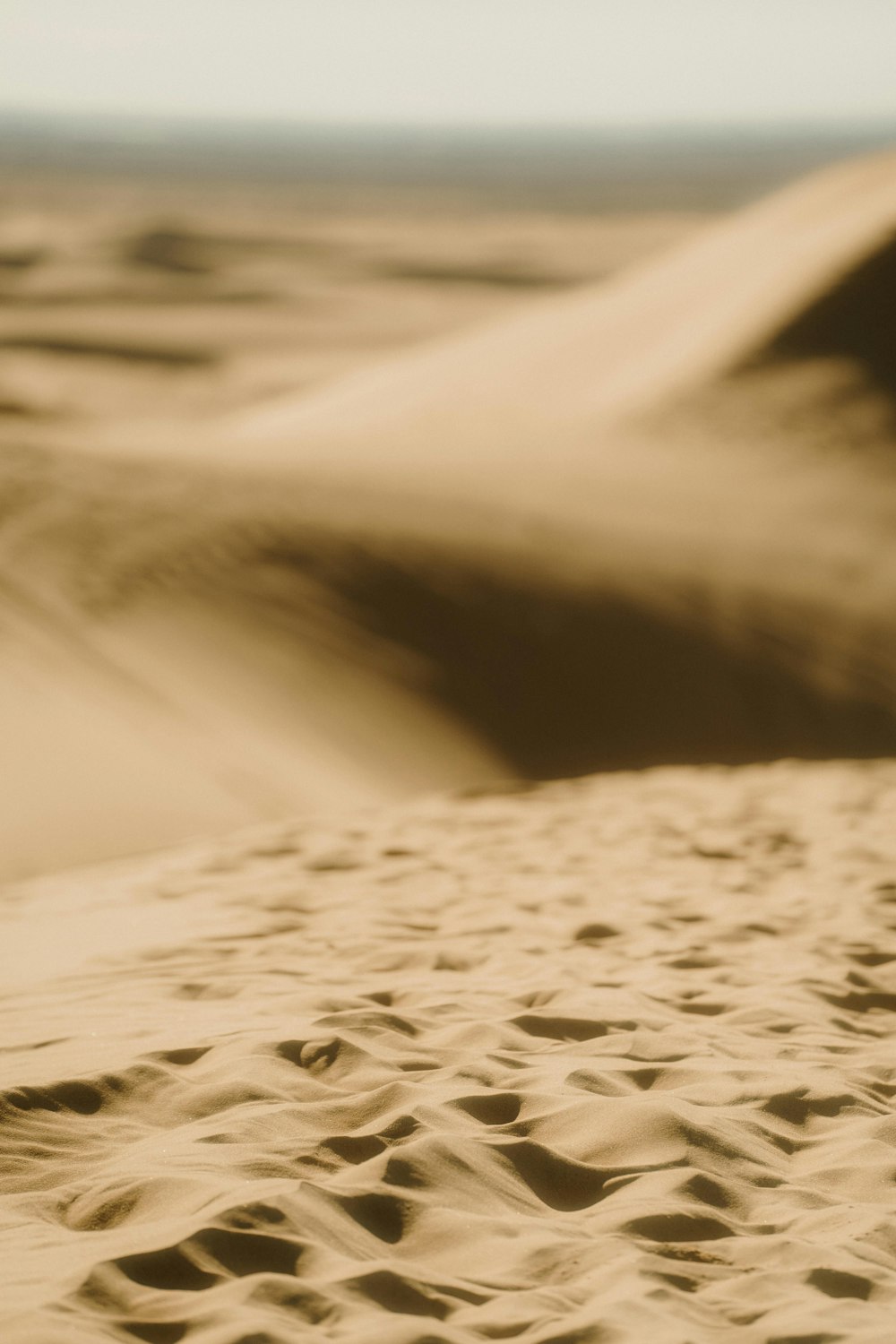 uma foto borrada de dunas de areia no deserto