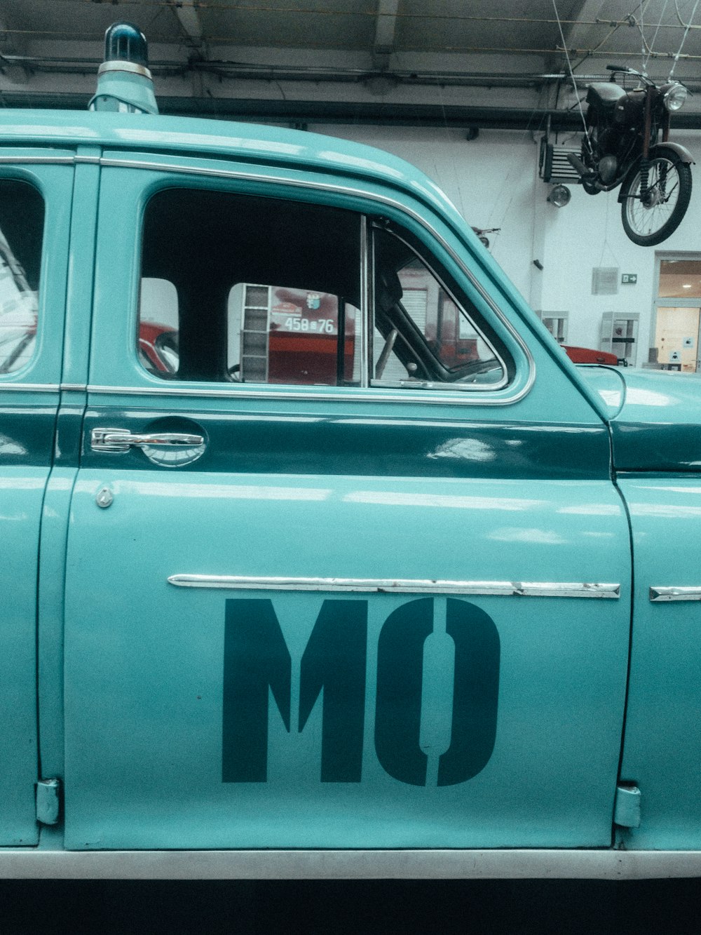 Un vieux camion bleu avec le mot om écrit dessus