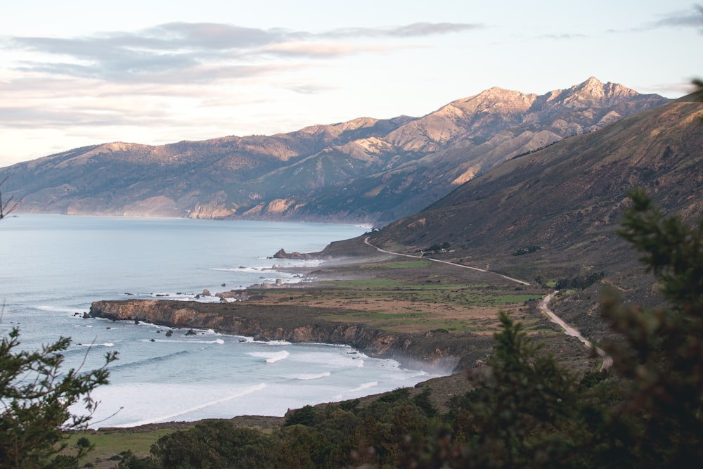 uma vista panorâmica de um corpo de água com montanhas ao fundo