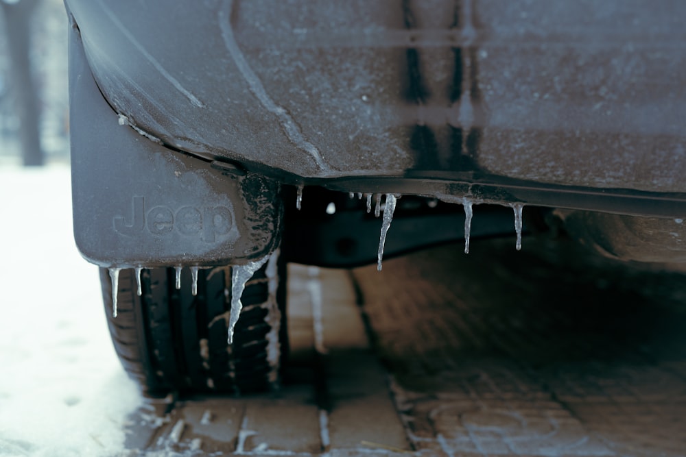 um close up de um carro com gelo sobre ele