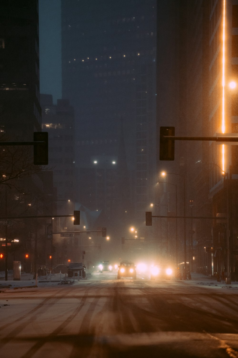 a city street filled with lots of traffic at night