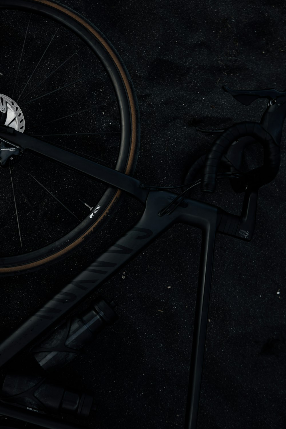 自転車のタイヤとスポークの接写