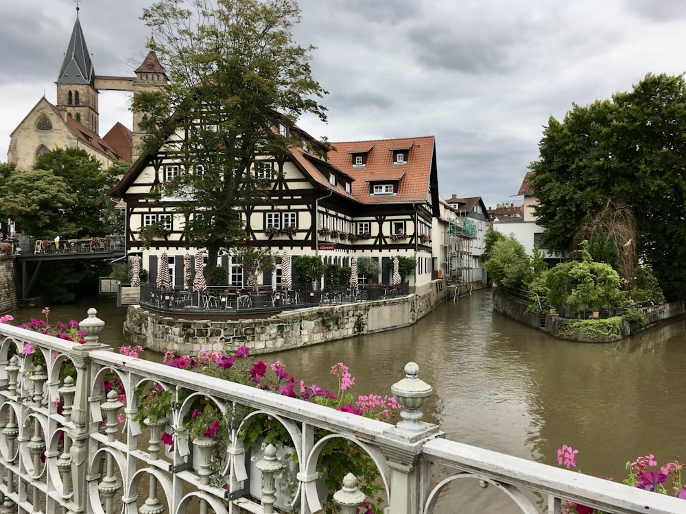 une rivière qui traverse une ville à côté de grands immeubles