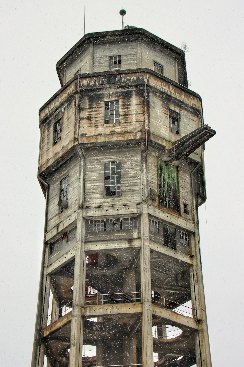 un'alta torre con un orologio in cima