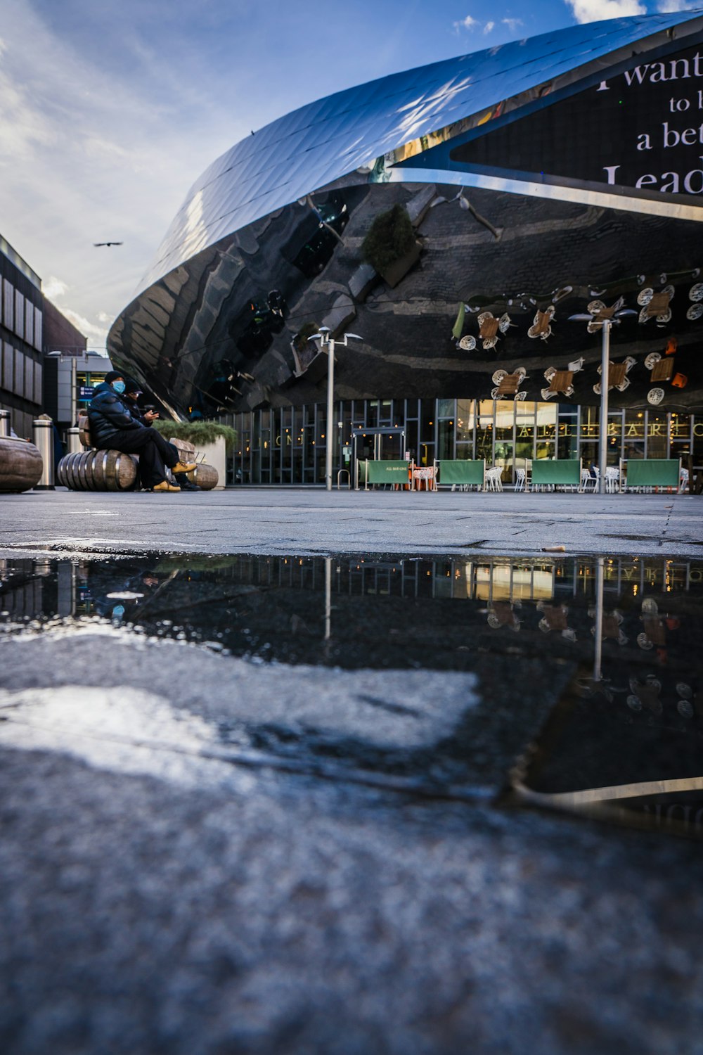 Un reflejo de un edificio en un charco de agua