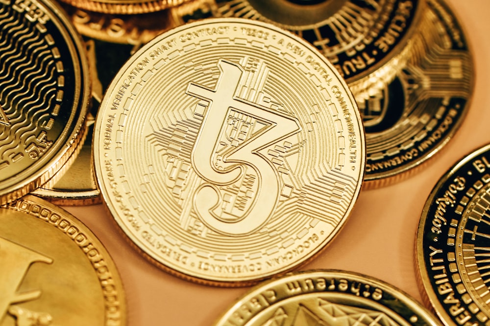 Ein Haufen Gold-Bitcoins, die übereinander sitzen