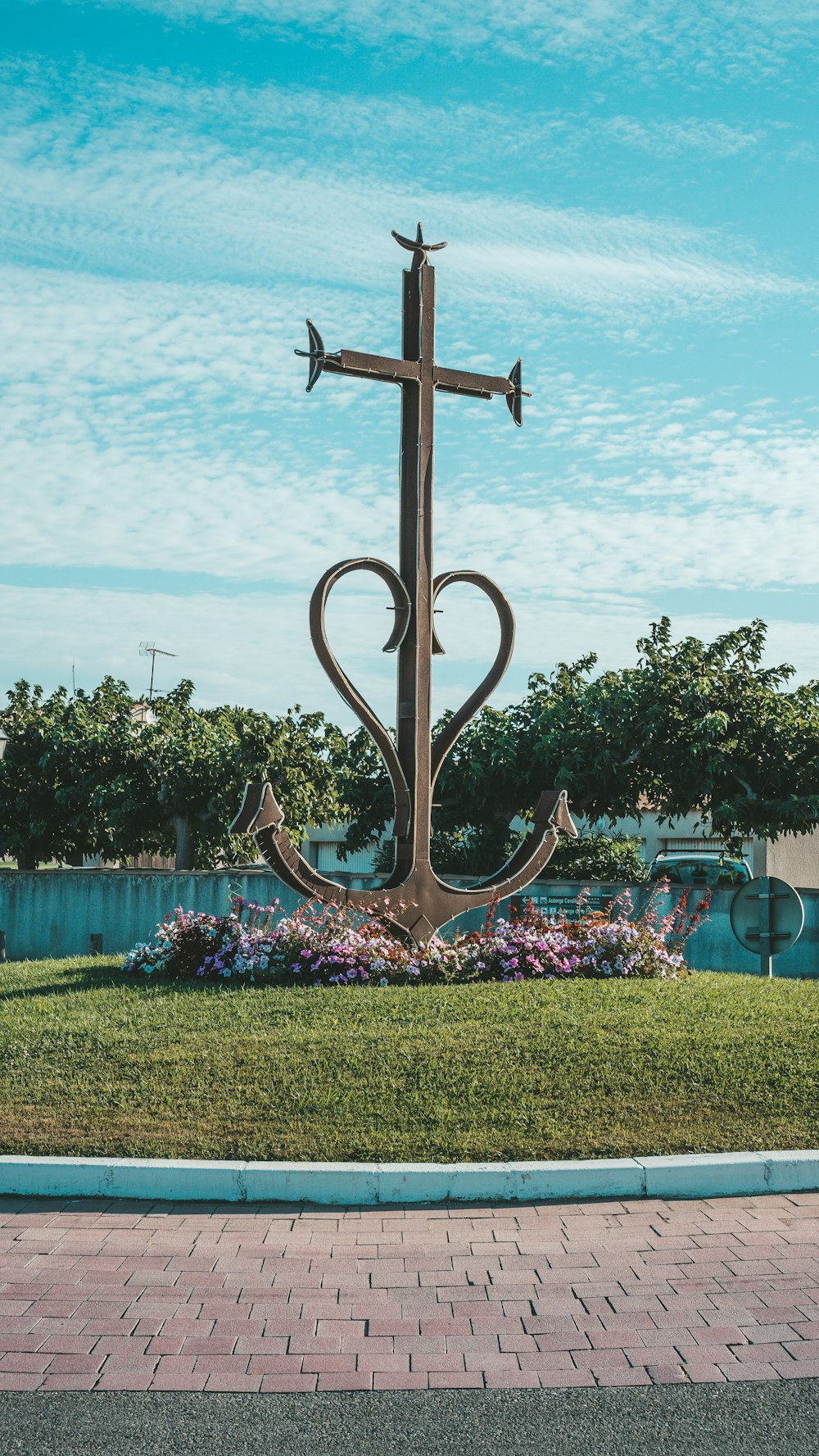 a statue of an anchor with a heart on it
