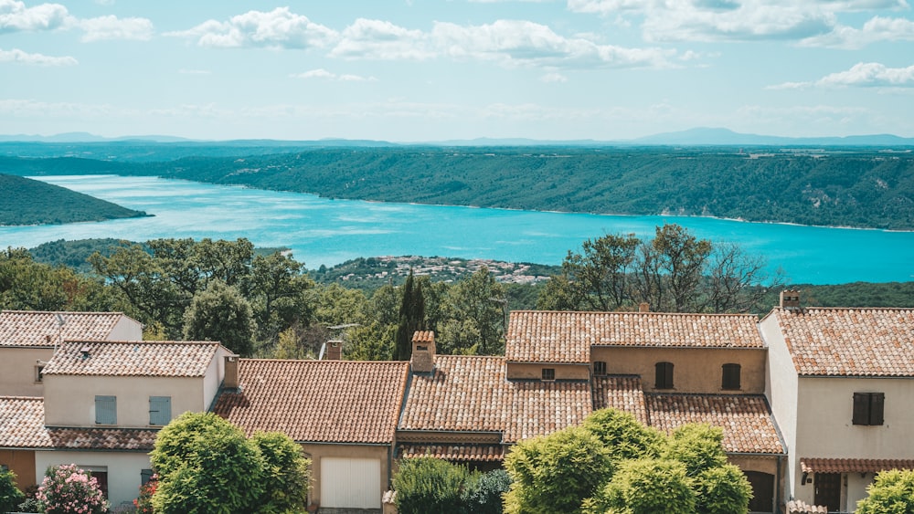 Blick auf einen See von einem Hügel