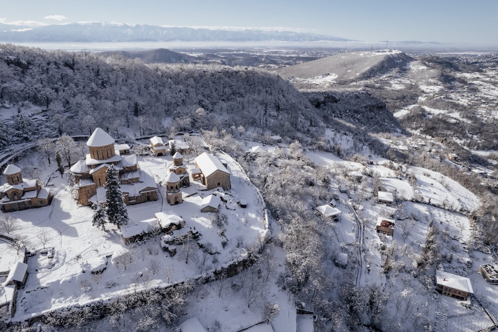 uma vista aérea de uma aldeia coberta de neve