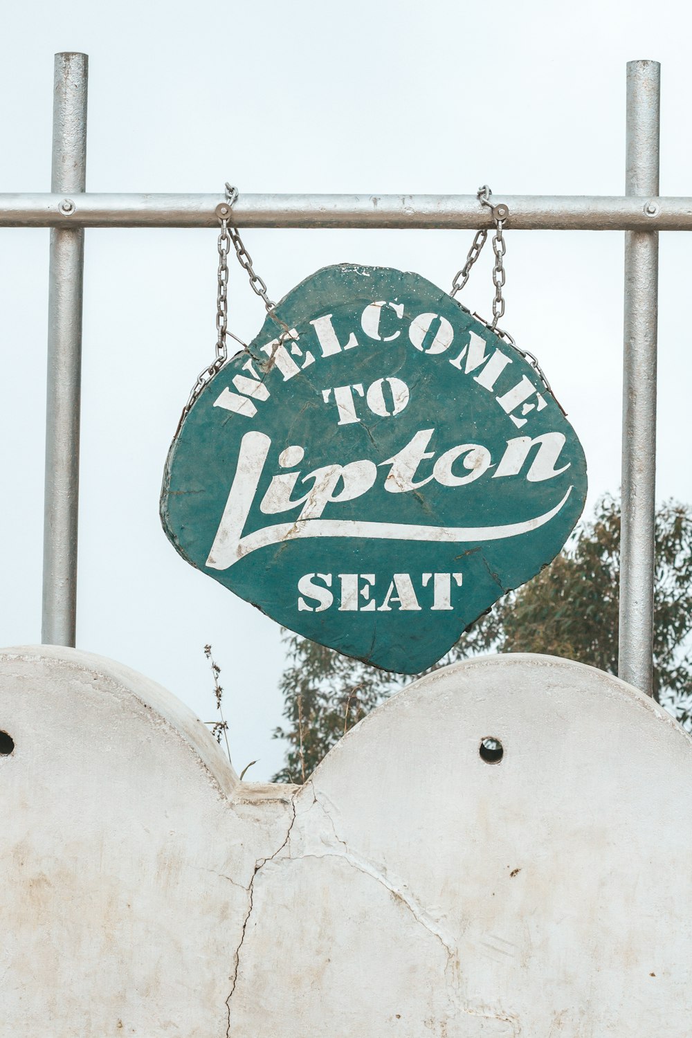 Un cartel que dice Bienvenido a Lipton Seat