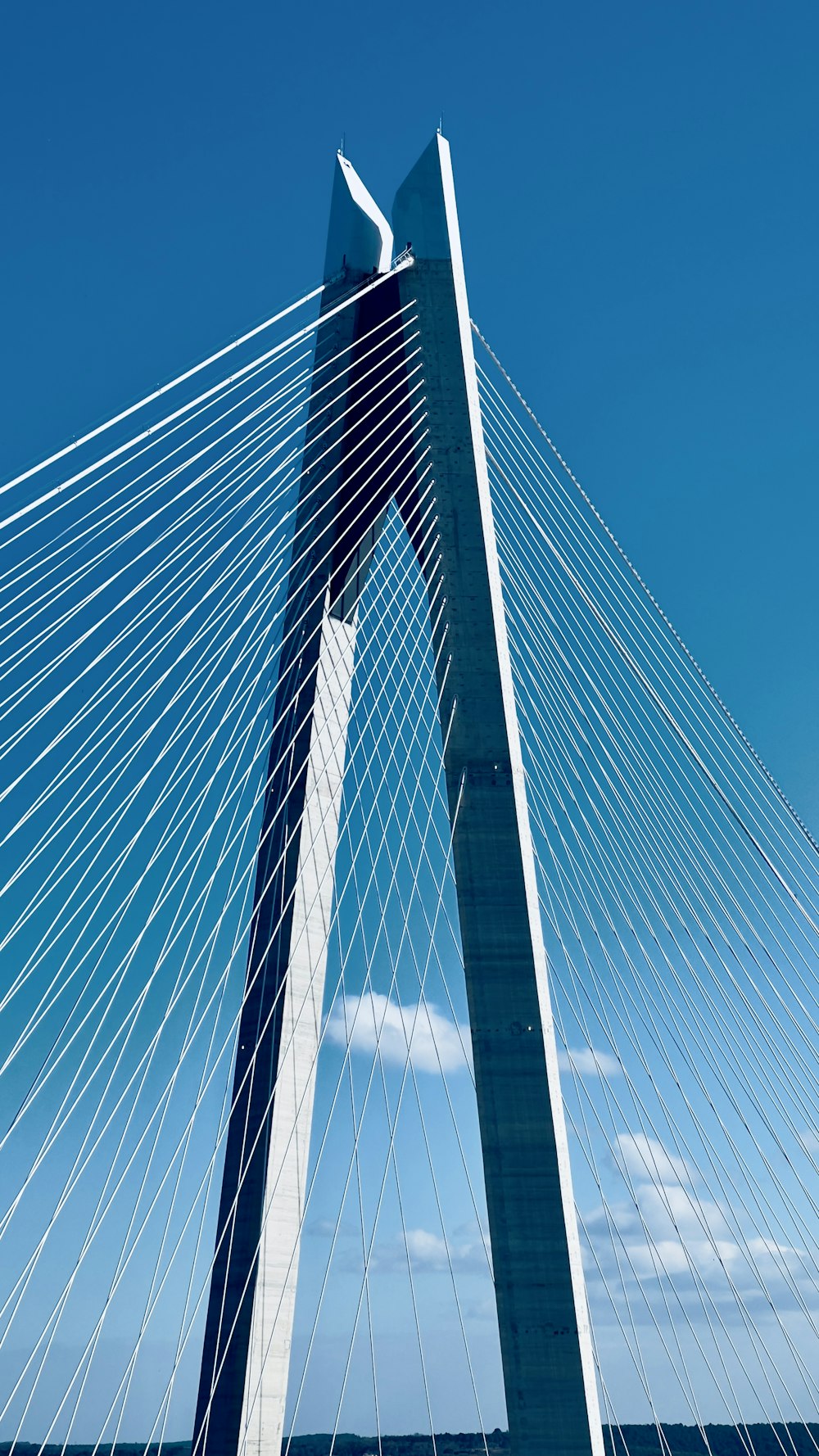 Eine sehr hohe Brücke mit einem Himmelshintergrund