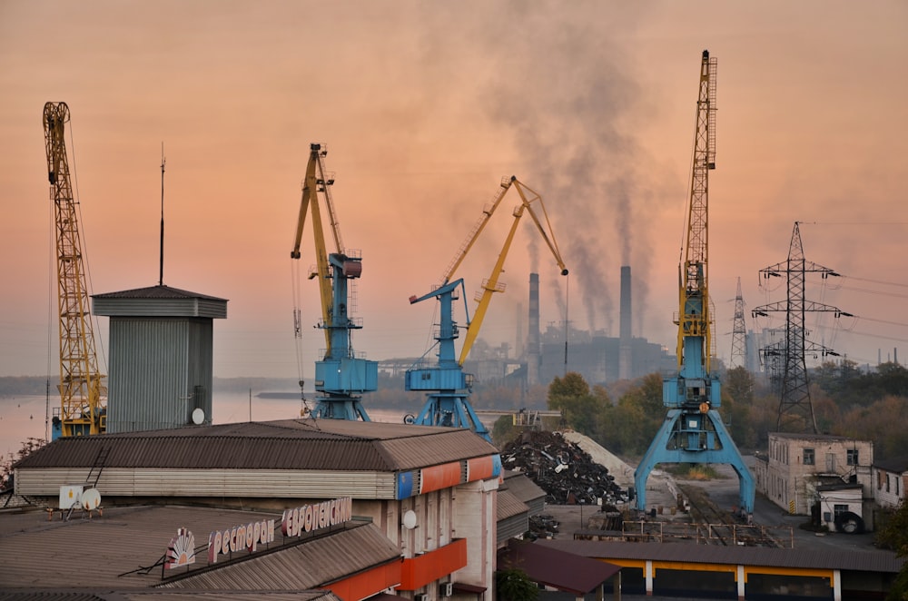 Blick auf eine Fabrik, aus der Rauch aus den Schornsteinen steigt