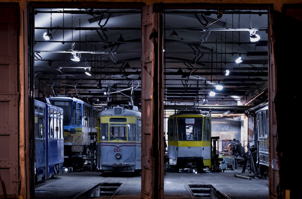 Un par de trenes que están sentados en un garaje