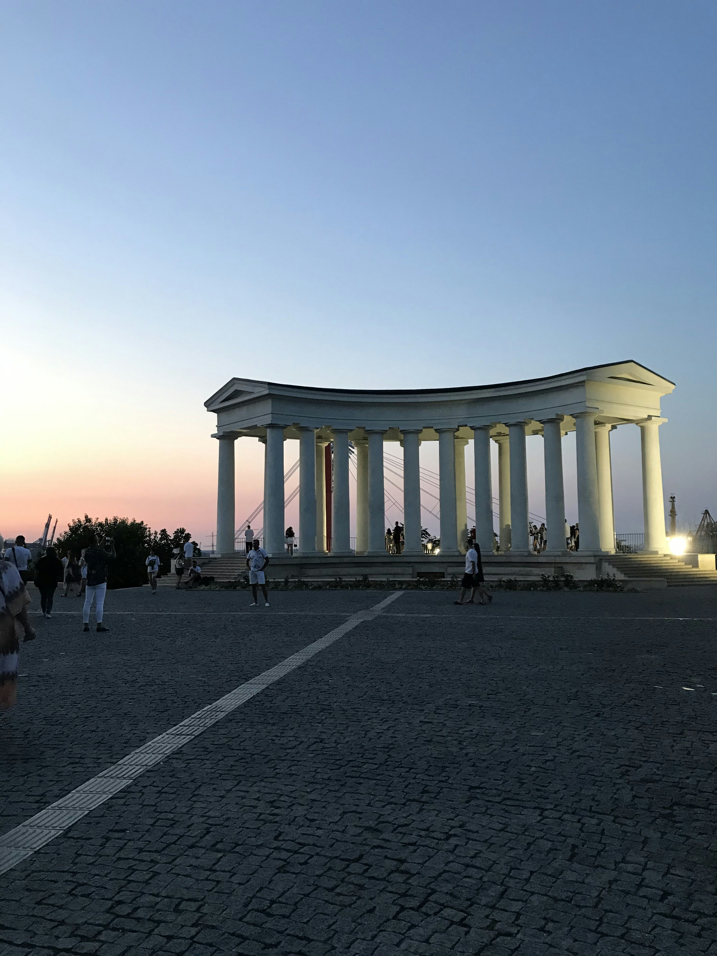 un gruppo di persone in piedi di fronte a un edificio