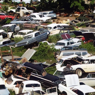 a bunch of cars that are sitting in the grass