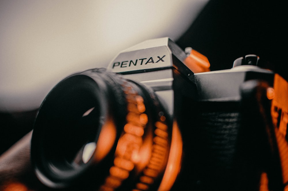 Une caméra Pentax posée sur une table