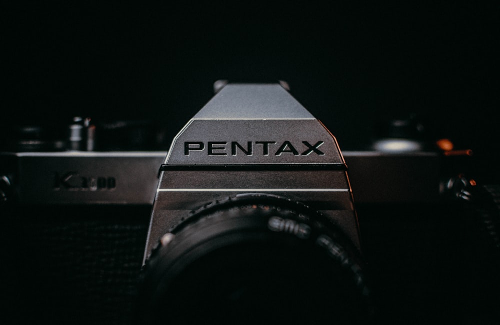Une caméra Pentax posée sur une table