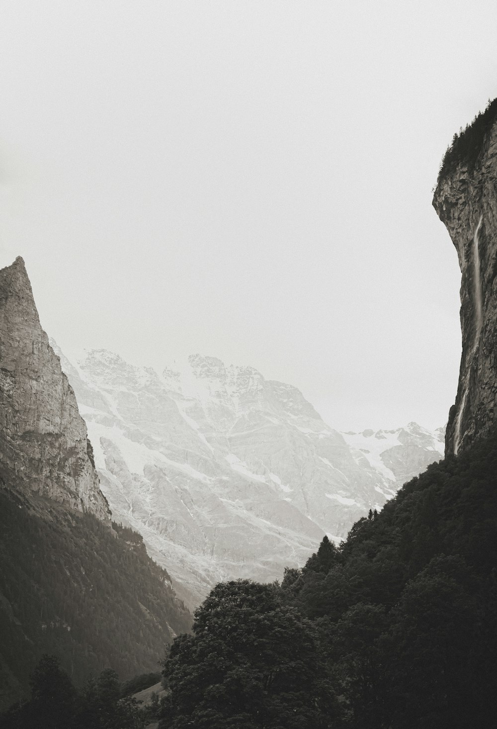 Une photo en noir et blanc d’une chaîne de montagnes