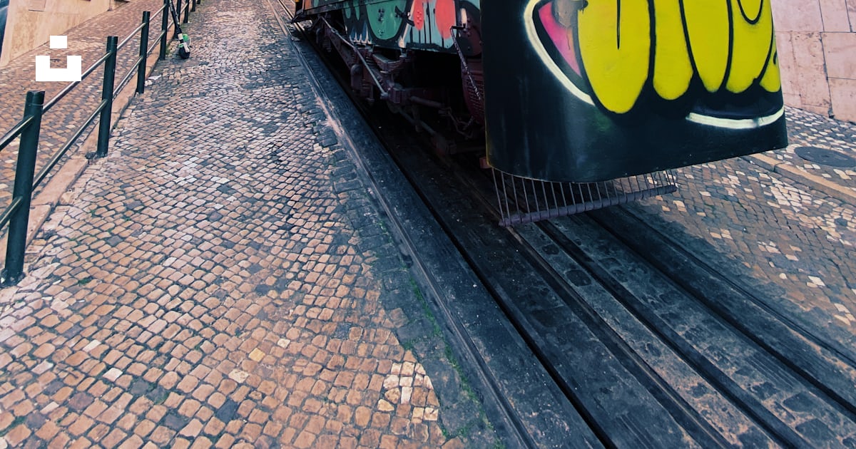 Foto zum Thema Eine Straßenbahn mit Graffiti am Straßenrand