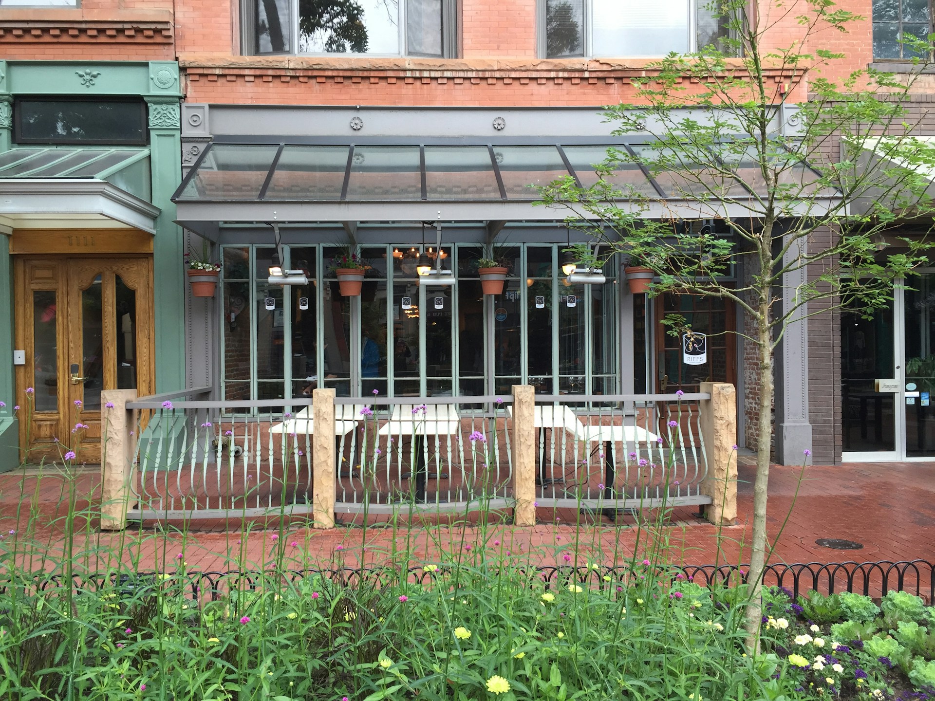 gray computer monitor