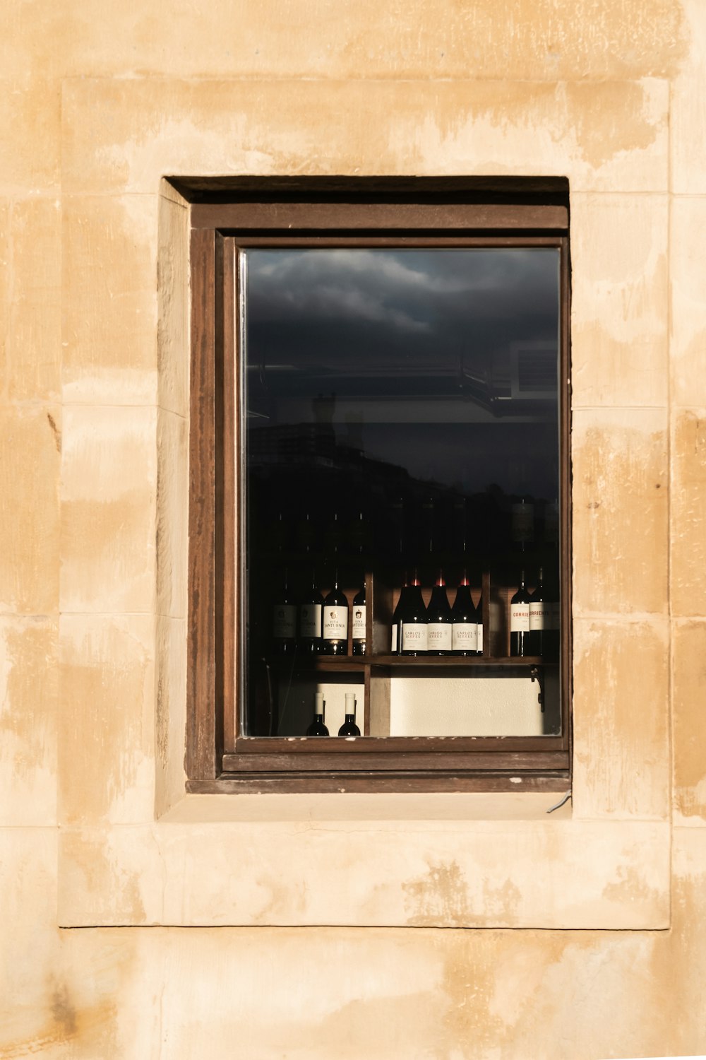 una finestra che contiene bottiglie di vino