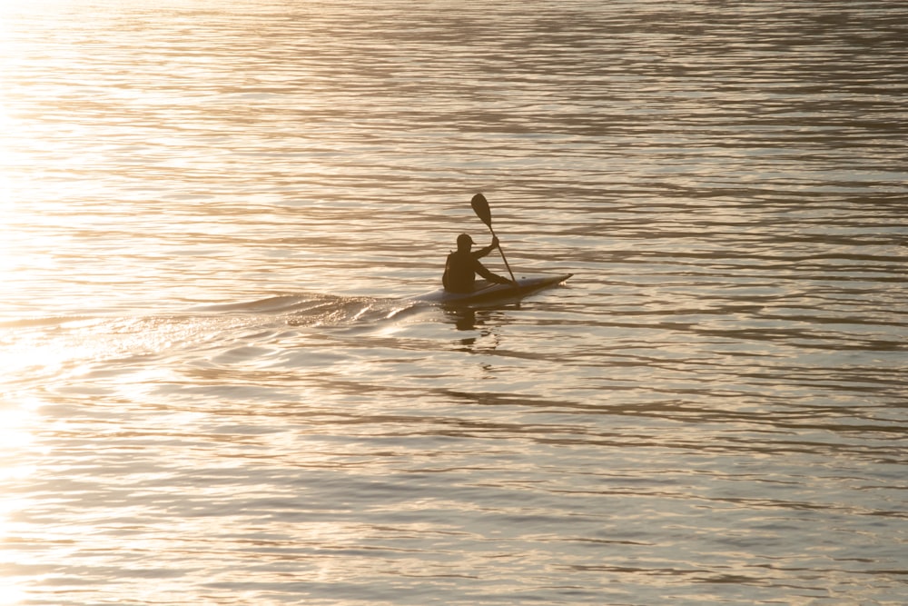 Una persona en un kayak remando en el agua