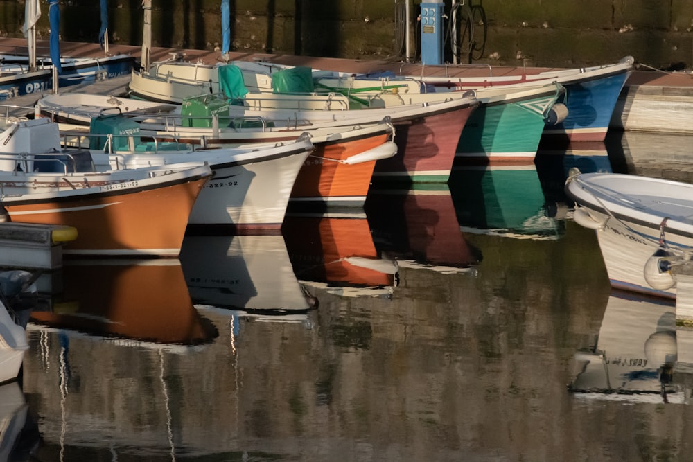 Un gruppo di barche che sono sedute nell'acqua