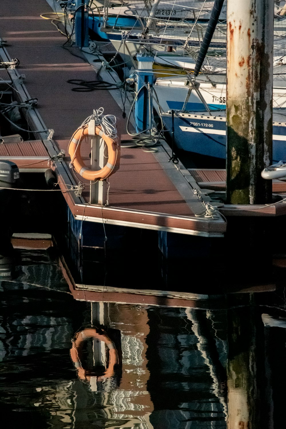 ein Boot, das an einem Dock mit anderen Booten im Wasser angedockt ist