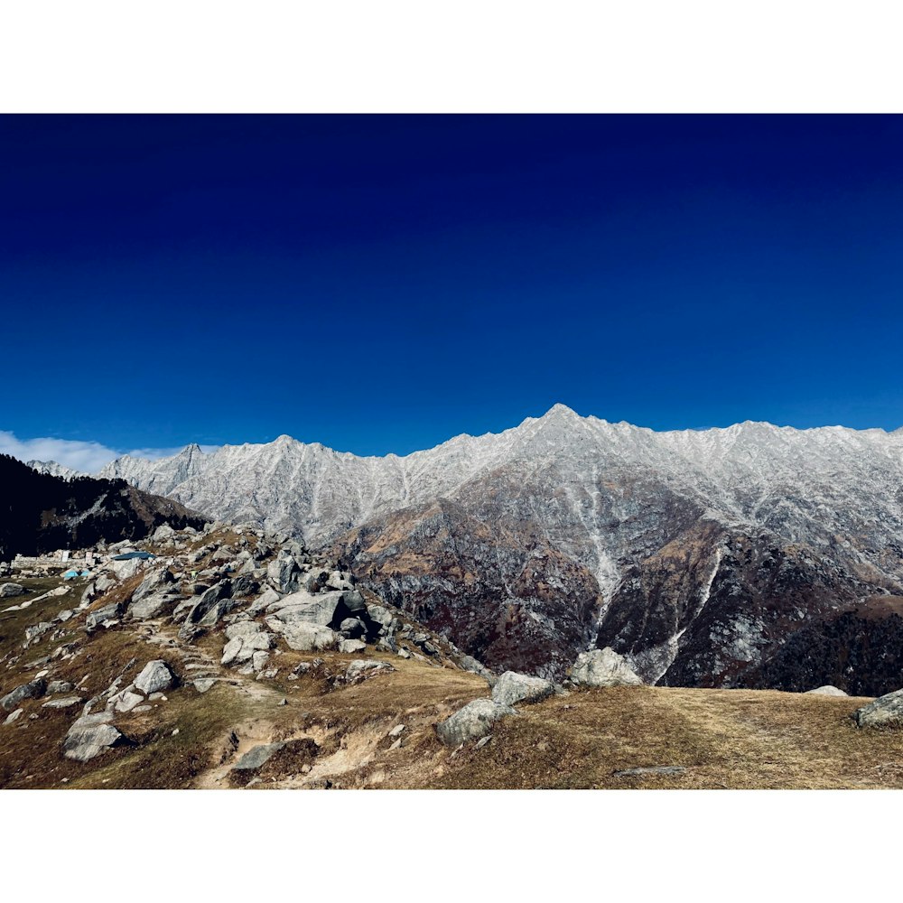 una vista di una catena montuosa dalla cima di una collina