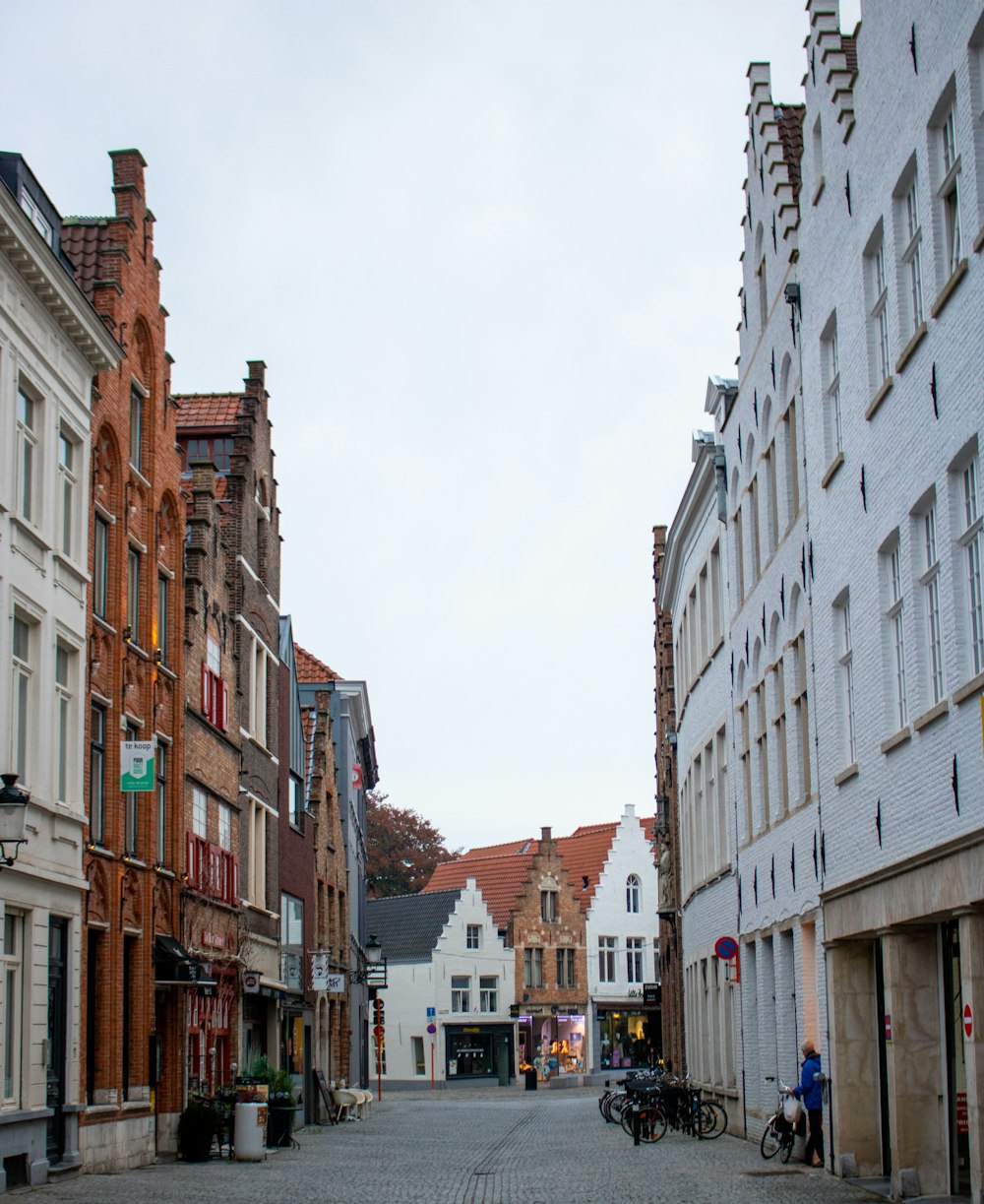 Eine Kopfsteinpflasterstraße in einer europäischen Stadt