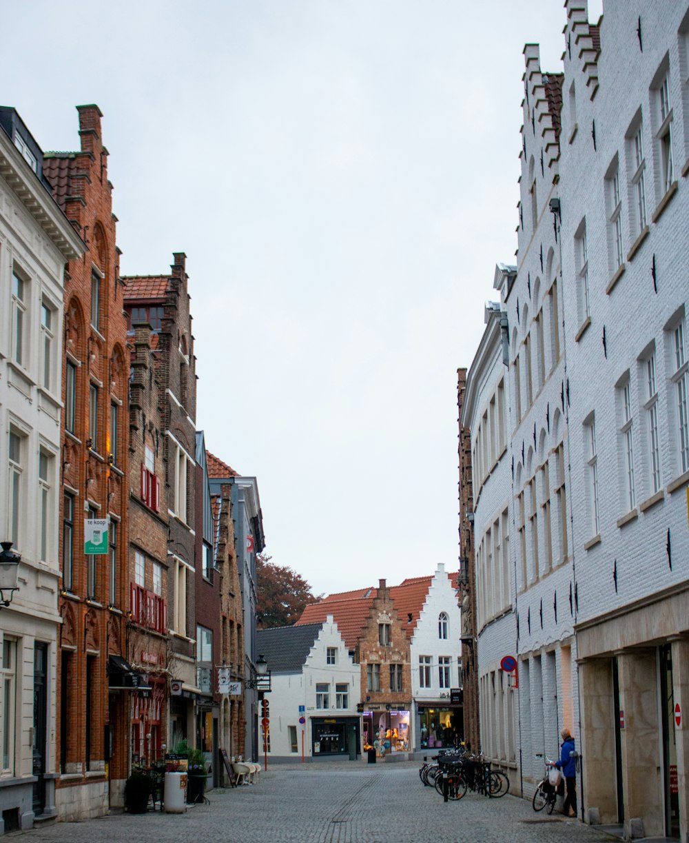 Una calle empedrada en una ciudad europea