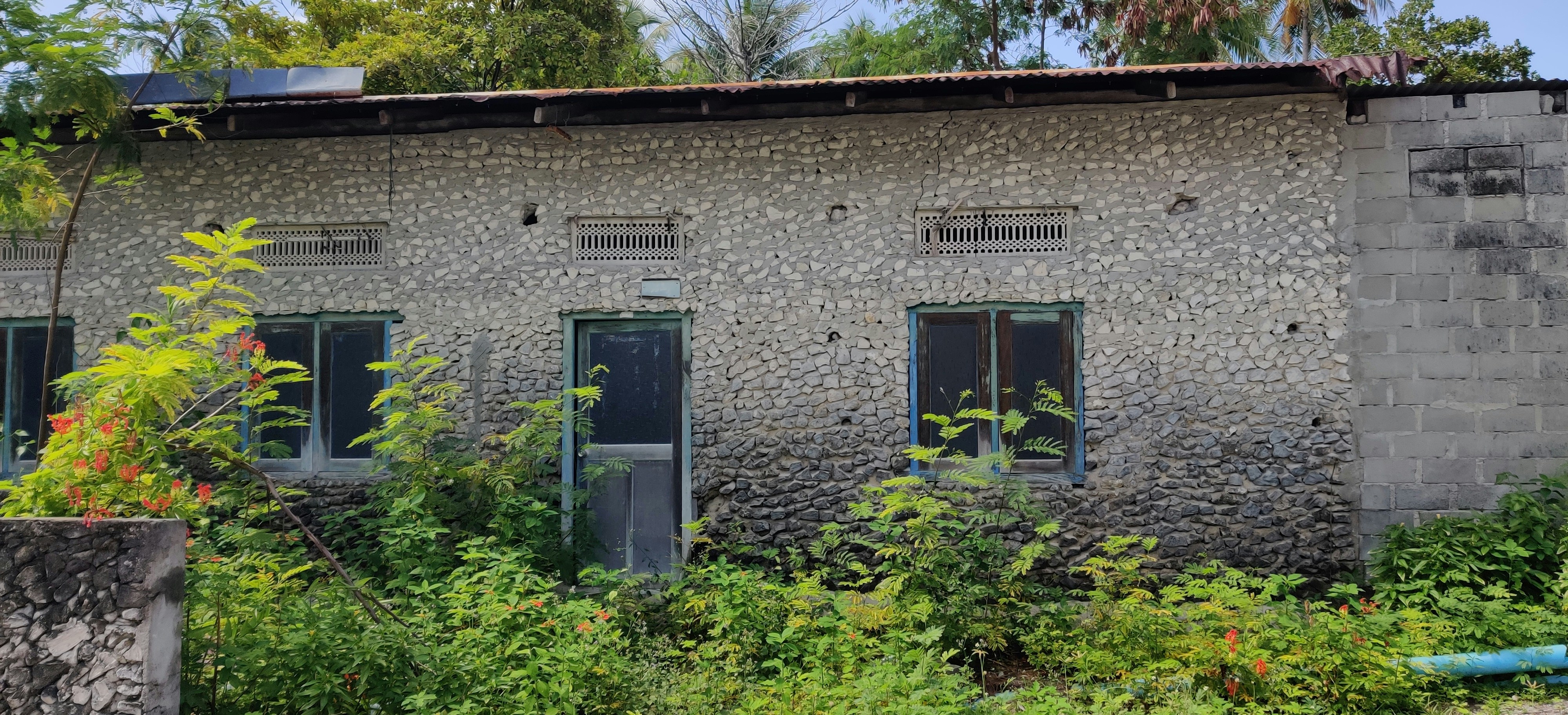 Un edificio fatto di rocce con finestre