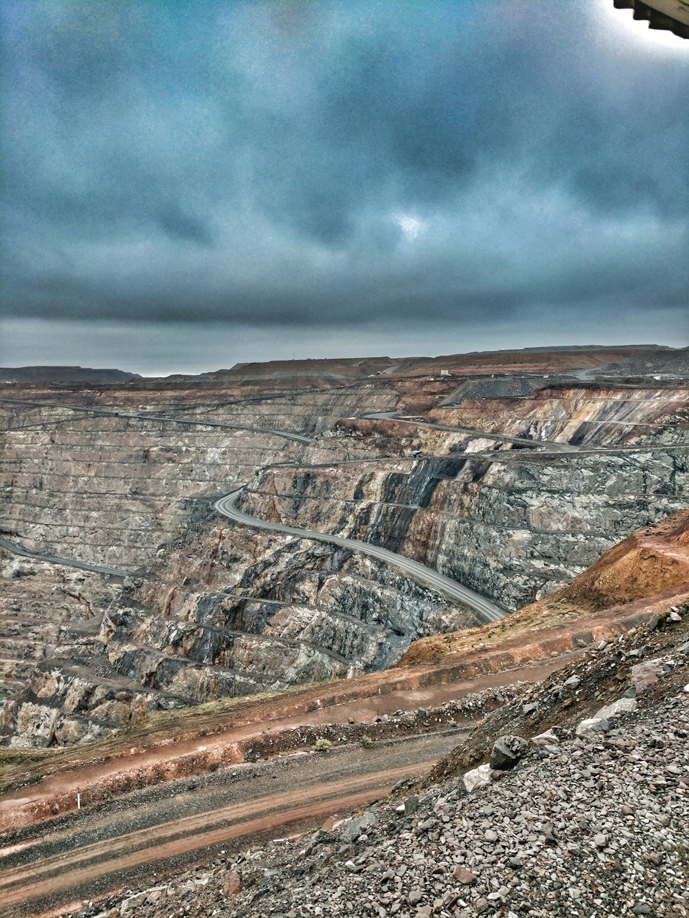 Una vista di una strada che attraversa un canyon