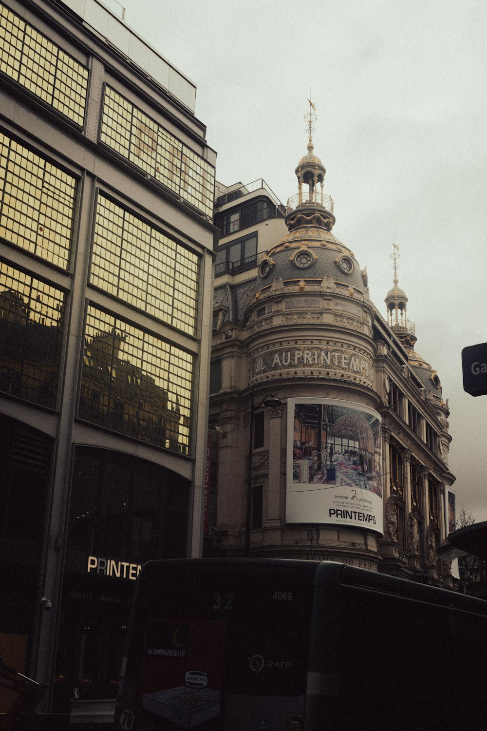 un bâtiment avec une grande publicité sur le côté