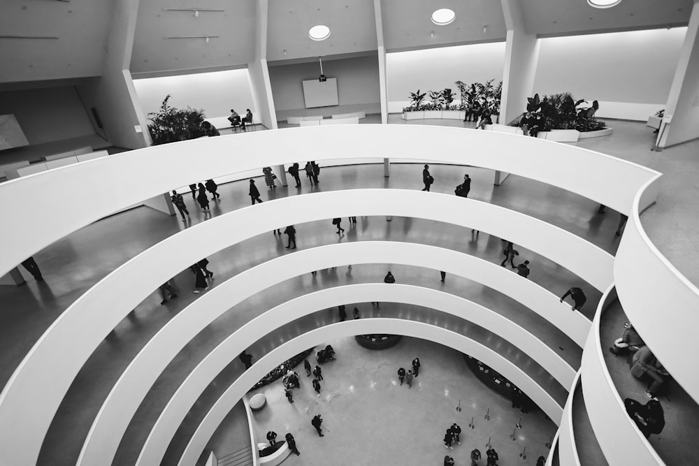 Una foto en blanco y negro de personas en un edificio
