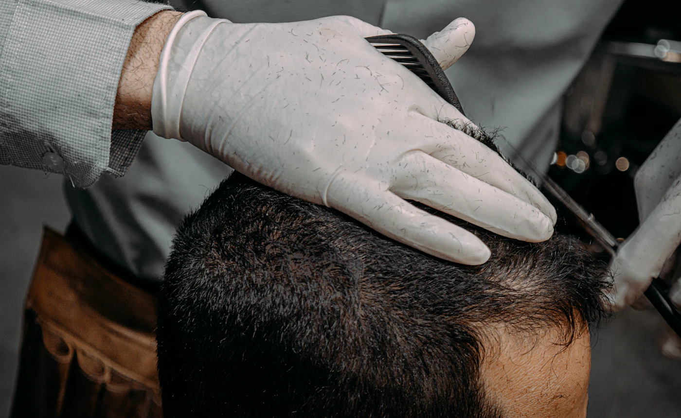 Anvisa proíbe fabricação, venda e uso de nove cosméticos sem registro, entre eles tônico capilar e shampoo de crescimento