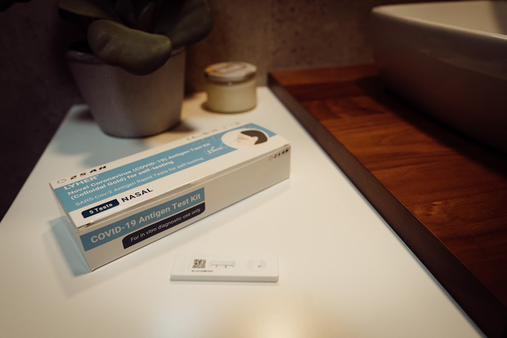 Una caja de pasta de dientes encima de una mesa