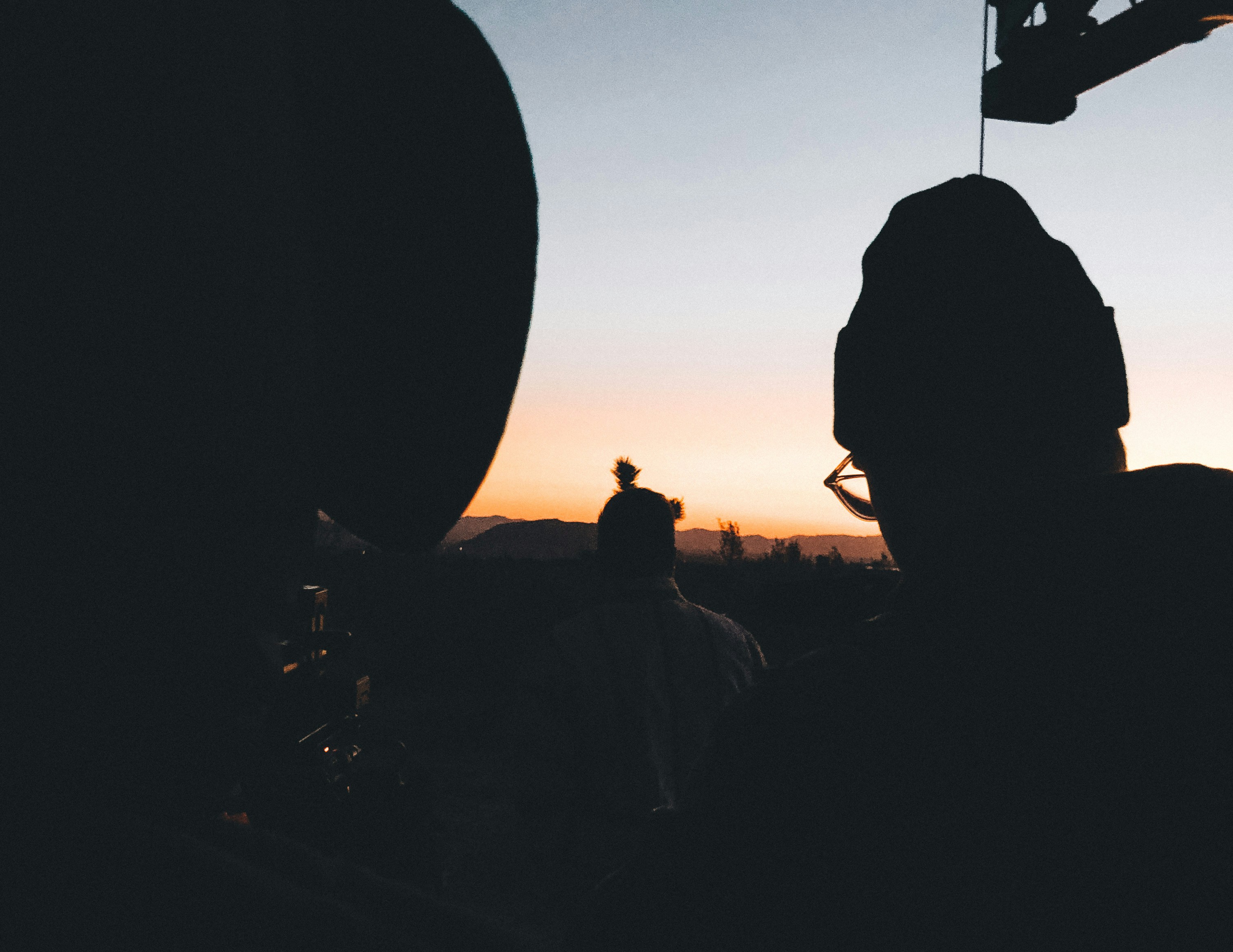 eine Gruppe von Menschen, die nebeneinander stehen