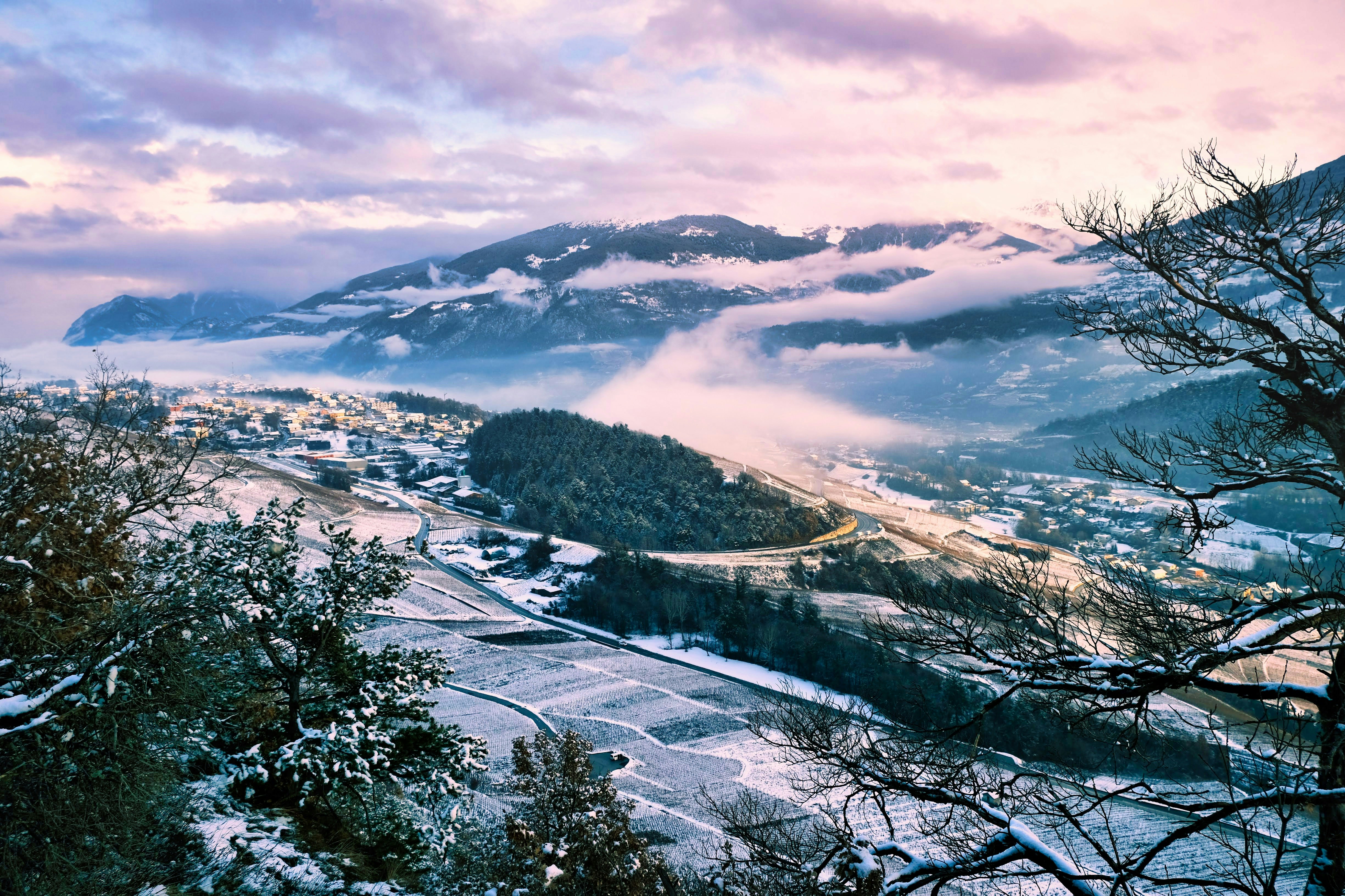 Una vista di una città di montagna innevata da una collina