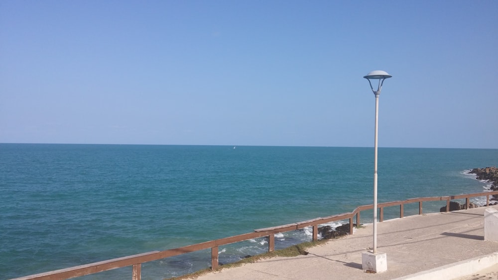 Una farola al costado de una carretera junto al océano