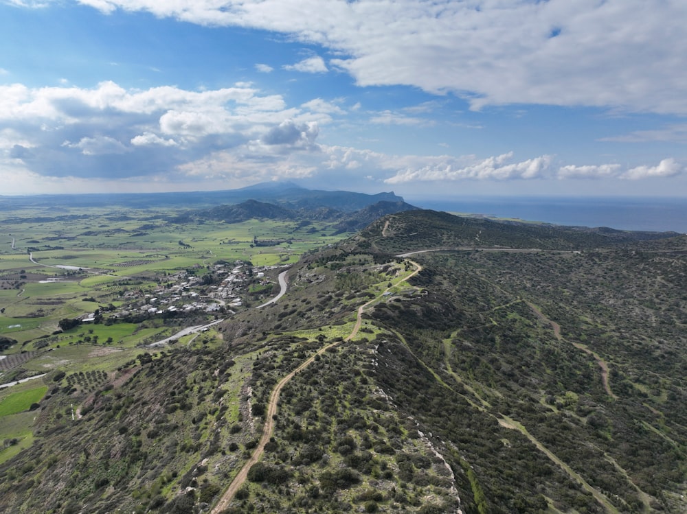 Vue aérienne d’une route serpentant à travers une vallée