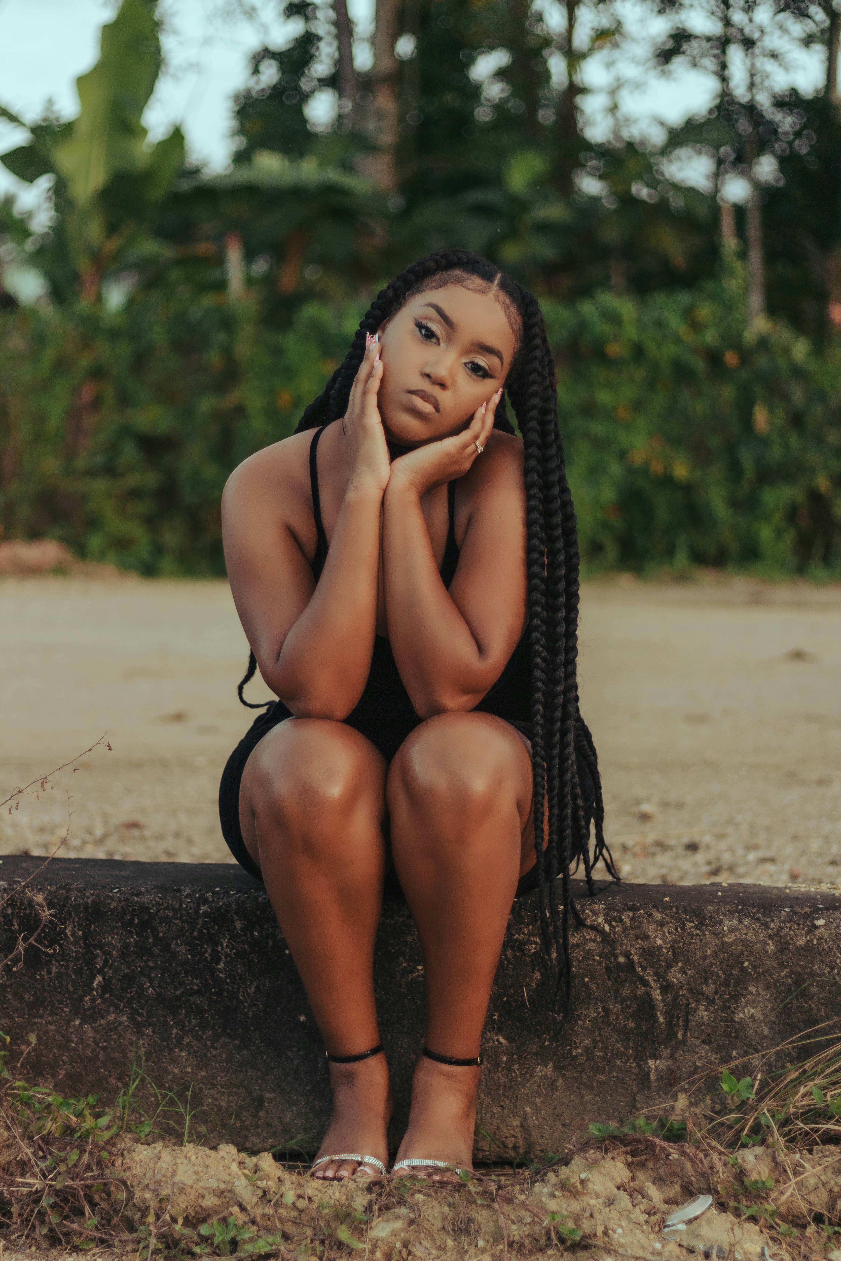 Linda Mulher Negra Atraente Com Cabelo Crespo Imagem de Stock - Imagem de  retrato, quadro: 215271417, image size:3000x4500