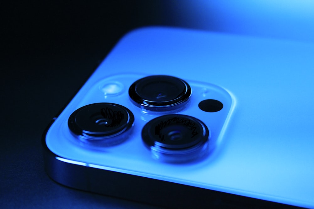 um close up de um telefone celular com botões
