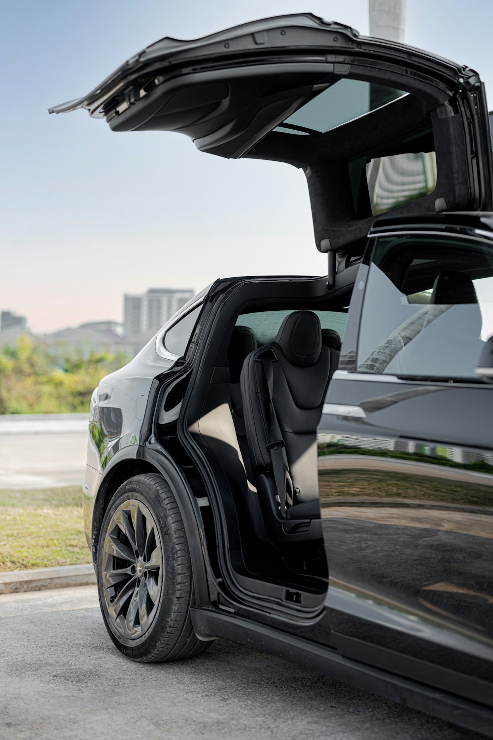 um carro preto com a porta aberta e o banco do motorista para cima