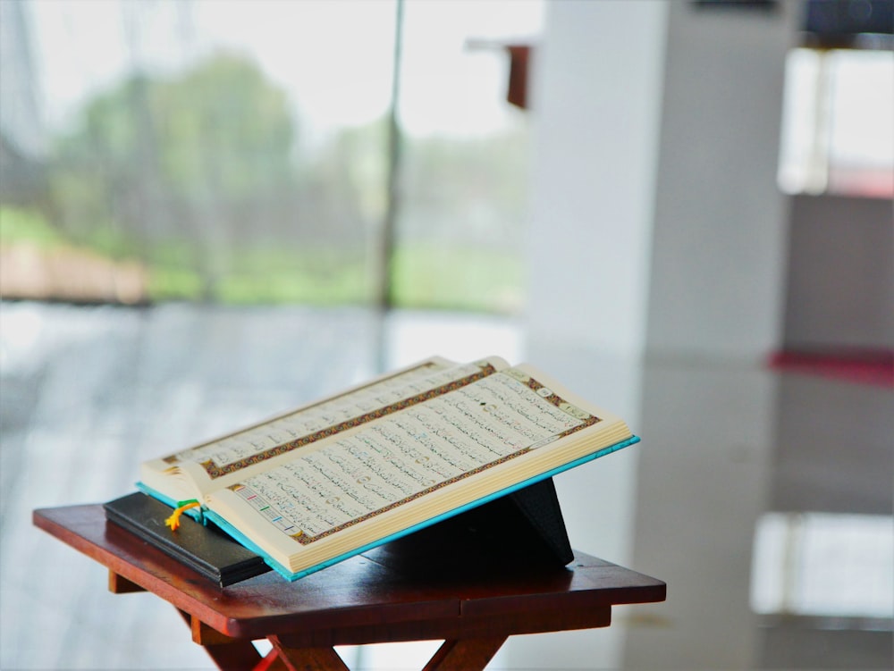 Un libro sentado encima de una mesa de madera